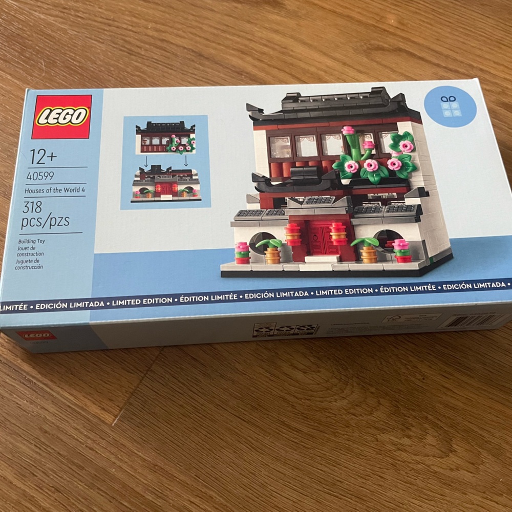 LEGO Houses of the World 4 Set with Black, White, and Pink